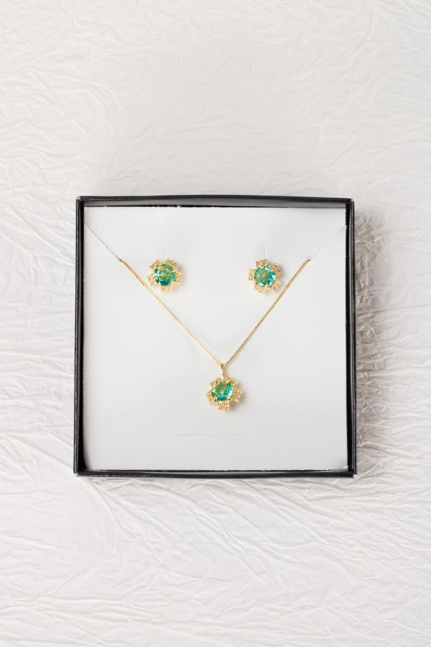 Conjunto com detalhe verde da Coleção Traços FACRISA