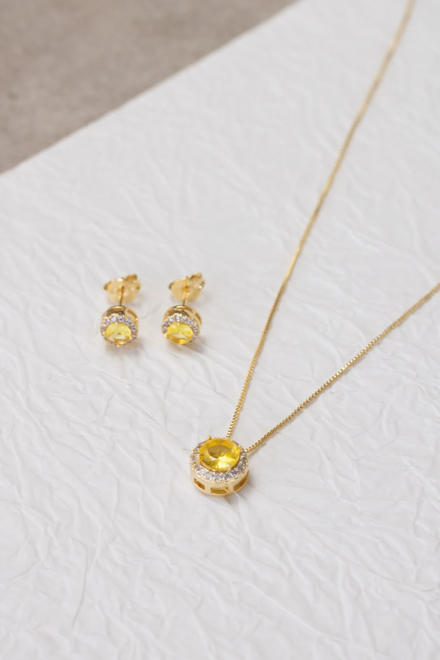 Conjunto com detalhe amarelo da Coleção Traços FACRISA